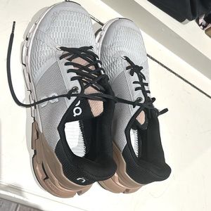 Women’s On Cloudtec size 9.5- Great condition!